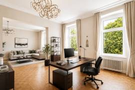 5 min KaDeWe: Upscale 5-room family home with sauna and balcony