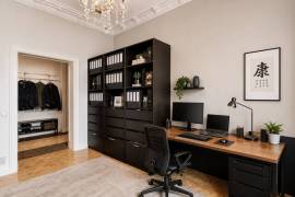 5 min KaDeWe: Upscale 5-room family home with sauna and balcony