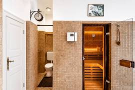 5 min KaDeWe: Upscale 5-room family home with sauna and balcony