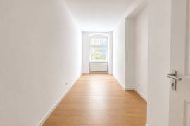 Vacant: Newly Renovated Spacious 3 Room Apartment in Moabit