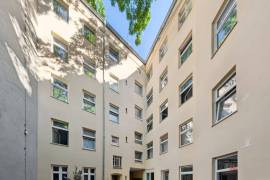 Vacant: Newly Renovated Spacious 3 Room Apartment in Moabit