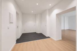 Vacant: Newly Renovated Spacious 3 Room Apartment in Moabit