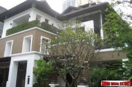 Detached House 4 bedrooms, 5 bathrooms, secured compound, closed to Asoke intersection, BTS and subway!