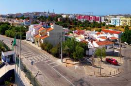 Urban land of 155 m2 intended for commerce or services and hotels or housing in Parchal -Lagoa