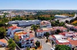 Urban land of 155 m2 intended for commerce or services and hotels or housing in Parchal -Lagoa