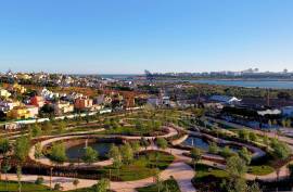 Urban land of 155 m2 intended for commerce or services and hotels or housing in Parchal -Lagoa
