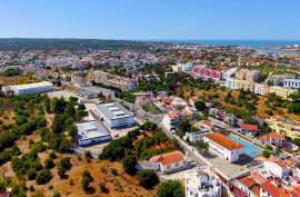 Urban land of 155 m2 intended for commerce or services and hotels or housing in Parchal -Lagoa