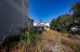 Urban land of 155 m2 intended for commerce or services and hotels or housing in Parchal -Lagoa