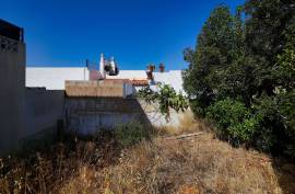Urban land of 155 m2 intended for commerce or services and hotels or housing in Parchal -Lagoa