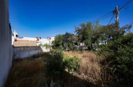 Urban land of 155 m2 intended for commerce or services and hotels or housing in Parchal -Lagoa