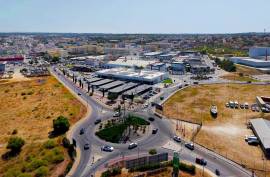 Urban land of 155 m2 intended for commerce or services and hotels or housing in Parchal -Lagoa