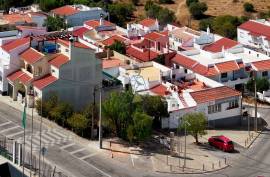 Urban land of 155 m2 intended for commerce or services and hotels or housing in Parchal -Lagoa