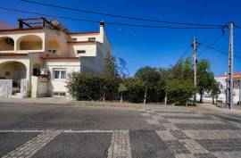 Urban land of 155 m2 intended for commerce or services and hotels or housing in Parchal -Lagoa