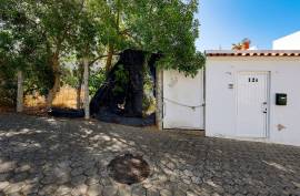 Urban land of 155 m2 intended for commerce or services and hotels or housing in Parchal -Lagoa