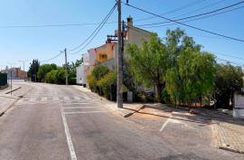 Urban land of 155 m2 intended for commerce or services and hotels or housing in Parchal -Lagoa