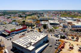Urban land of 155 m2 intended for commerce or services and hotels or housing in Parchal -Lagoa