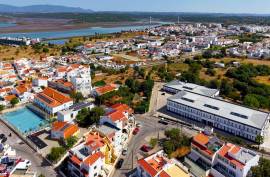 Urban land of 155 m2 intended for commerce or services and hotels or housing in Parchal -Lagoa