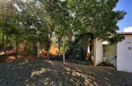 Urban land of 155 m2 intended for commerce or services and hotels or housing in Parchal -Lagoa