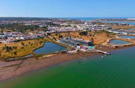 Urban land of 155 m2 intended for commerce or services and hotels or housing in Parchal -Lagoa