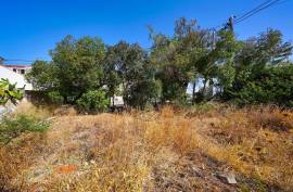 Urban land of 155 m2 intended for commerce or services and hotels or housing in Parchal -Lagoa