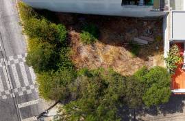 Urban land of 155 m2 intended for commerce or services and hotels or housing in Parchal -Lagoa