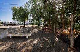 Urban land of 155 m2 intended for commerce or services and hotels or housing in Parchal -Lagoa