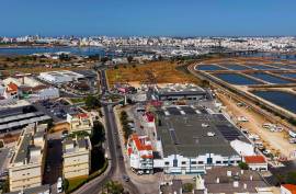 Urban land of 155 m2 intended for commerce or services and hotels or housing in Parchal -Lagoa