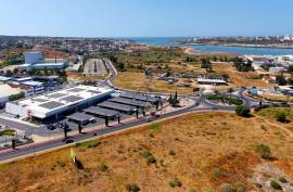 Urban land of 155 m2 intended for commerce or services and hotels or housing in Parchal -Lagoa
