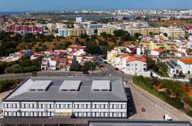 Urban land of 155 m2 intended for commerce or services and hotels or housing in Parchal -Lagoa