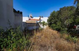 Urban land of 155 m2 intended for commerce or services and hotels or housing in Parchal -Lagoa