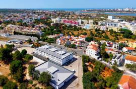 Urban land of 155 m2 intended for commerce or services and hotels or housing in Parchal -Lagoa