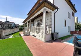 Detached stone villa with four bedrooms, with furniture included.