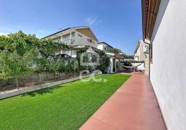 Detached stone villa with four bedrooms, with furniture included. Detached stone villa with four bedrooms, with furniture included.