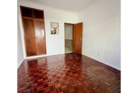 Apartamento T2 com garagem box, no Estoril