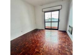 Apartamento T2 com garagem box, no Estoril