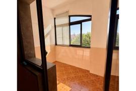 Apartamento T2 com garagem box, no Estoril