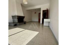 Apartamento T2 com garagem box, no Estoril