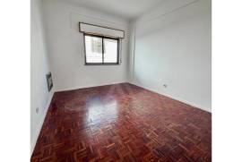 Apartamento T2 com garagem box, no Estoril