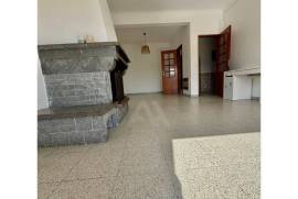 Apartamento T2 com garagem box, no Estoril