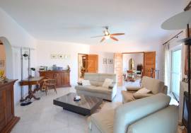 Classic 5‑Bed. Villa with Fantastic Sea and Countryside Views