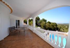 Classic 5‑Bed. Villa with Fantastic Sea and Countryside Views