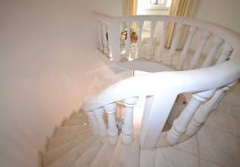 Classic 5‑Bed. Villa with Fantastic Sea and Countryside Views
