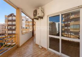 Bright 2 bedroom apartment with 2 bathrooms and large balcony located in the city center of Lagos