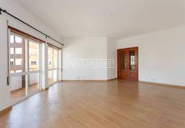 Bright 2 bedroom apartment with 2 bathrooms and large balcony located in the city center of Lagos