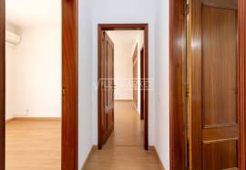 Bright 2 bedroom apartment with 2 bathrooms and large balcony located in the city center of Lagos