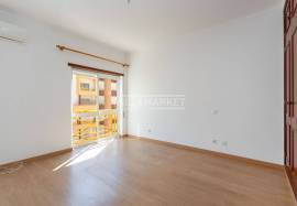 Bright 2 bedroom apartment with 2 bathrooms and large balcony located in the city center of Lagos