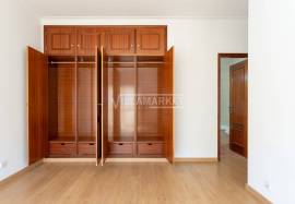 Bright 2 bedroom apartment with 2 bathrooms and large balcony located in the city center of Lagos