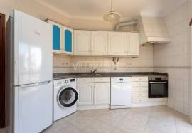 Bright 2 bedroom apartment with 2 bathrooms and large balcony located in the city center of Lagos