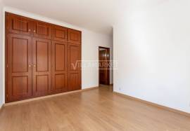 Bright 2 bedroom apartment with 2 bathrooms and large balcony located in the city center of Lagos