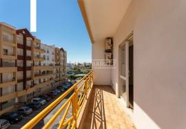 Bright 2 bedroom apartment with 2 bathrooms and large balcony located in the city center of Lagos